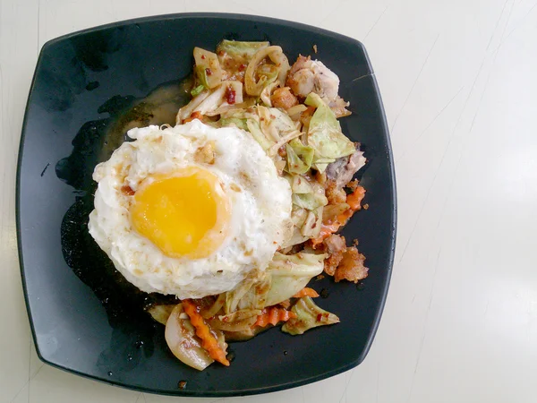 Ανακατεύετε τηγανητό κοτόπουλο με καβουρδισμένο τσίλι πάστα με ανάμεικτα λαχανικά, τηγανητό αυγό & ταϊλανδέζικο ρύζι γιασεμιού — Φωτογραφία Αρχείου