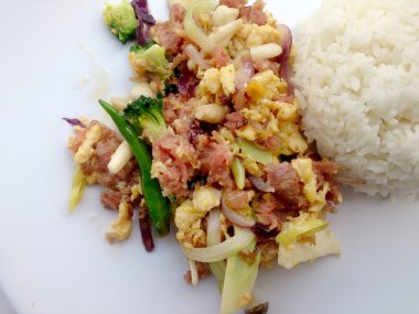 Muz yaprak ve Tay jasmin pirinç içinde ekşi soslu tavada kızartılmış yumurta. Tayland gıda