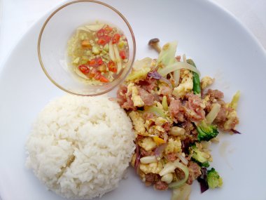 Muz yaprak ve Tay jasmin pirinç içinde ekşi soslu tavada kızartılmış yumurta. Tayland gıda