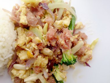 Muz yaprak ve Tay jasmin pirinç içinde ekşi soslu tavada kızartılmış yumurta. Tayland gıda