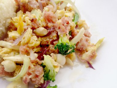 Muz yaprak ve Tay jasmin pirinç içinde ekşi soslu tavada kızartılmış yumurta. Tayland gıda