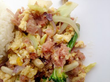 Muz yaprak ve Tay jasmin pirinç içinde ekşi soslu tavada kızartılmış yumurta. Tayland gıda