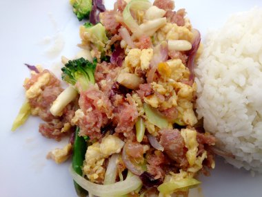 Muz yaprak ve Tay jasmin pirinç içinde ekşi soslu tavada kızartılmış yumurta. Tayland gıda