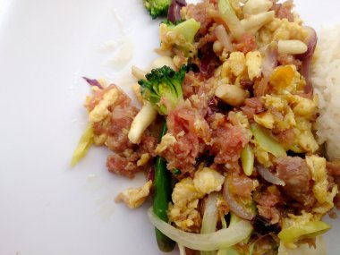 Muz yaprak ve Tay jasmin pirinç içinde ekşi soslu tavada kızartılmış yumurta. Tayland gıda