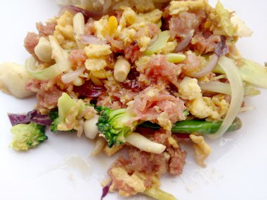 Muz yaprak ve Tay jasmin pirinç içinde ekşi soslu tavada kızartılmış yumurta. Tayland gıda