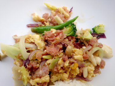 Muz yaprak ve Tay jasmin pirinç içinde ekşi soslu tavada kızartılmış yumurta. Tayland gıda