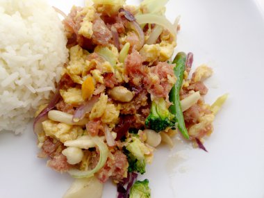 Muz yaprak ve Tay jasmin pirinç içinde ekşi soslu tavada kızartılmış yumurta. Tayland gıda