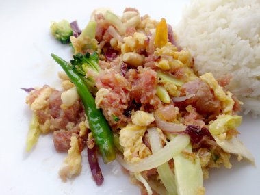 Muz yaprak ve Tay jasmin pirinç içinde ekşi soslu tavada kızartılmış yumurta. Tayland gıda