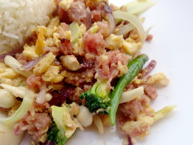 Muz yaprak ve Tay jasmin pirinç içinde ekşi soslu tavada kızartılmış yumurta. Tayland gıda