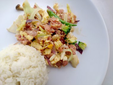 Muz yaprak ve Tay jasmin pirinç içinde ekşi soslu tavada kızartılmış yumurta. Tayland gıda