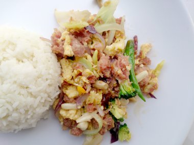 Muz yaprak ve Tay jasmin pirinç içinde ekşi soslu tavada kızartılmış yumurta. Tayland gıda