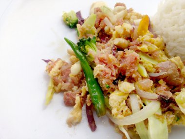 Muz yaprak ve Tay jasmin pirinç içinde ekşi soslu tavada kızartılmış yumurta. Tayland gıda