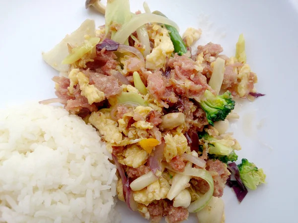 Muz yaprak ve Tay jasmin pirinç içinde ekşi soslu tavada kızartılmış yumurta. Tayland gıda