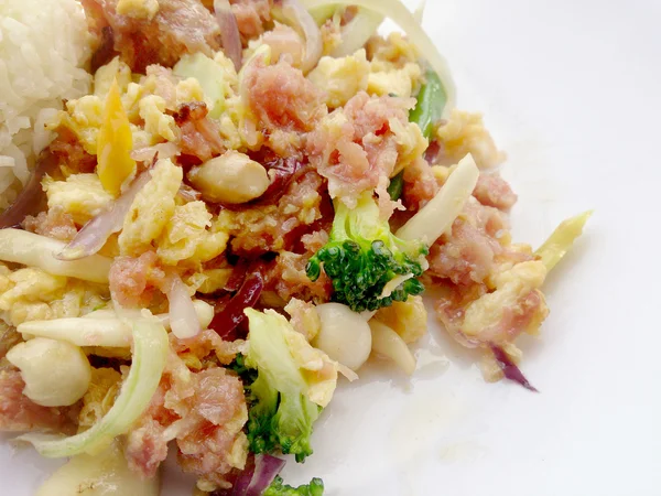 Muz yaprak ve Tay jasmin pirinç içinde ekşi soslu tavada kızartılmış yumurta. Tayland gıda