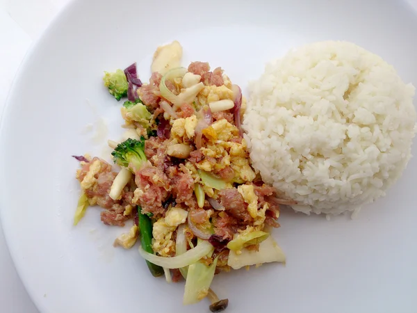 Muz yaprak ve Tay jasmin pirinç içinde ekşi soslu tavada kızartılmış yumurta. Tayland gıda