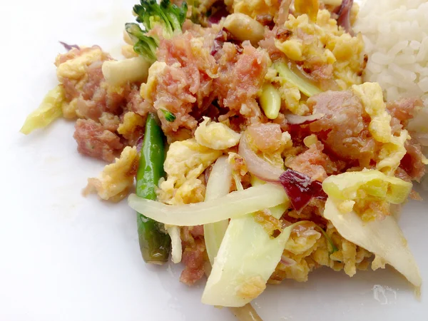 Muz yaprak ve Tay jasmin pirinç içinde ekşi soslu tavada kızartılmış yumurta. Tayland gıda