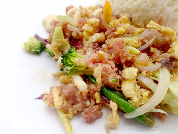 Muz yaprak ve Tay jasmin pirinç içinde ekşi soslu tavada kızartılmış yumurta. Tayland gıda