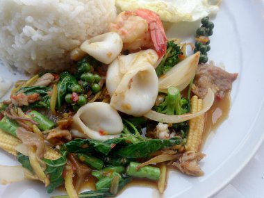 Kızarmış deniz ürünleri ile baharatlı otlar. Tay baharatlı bitki gıda