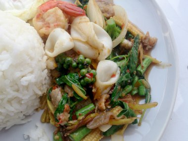 Kızarmış deniz ürünleri ile baharatlı otlar. Tay baharatlı bitki gıda