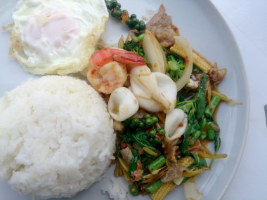 Kızarmış deniz ürünleri ile baharatlı otlar. Tay baharatlı bitki gıda