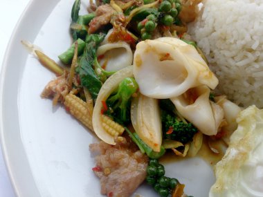 Kızarmış deniz ürünleri ile baharatlı otlar. Tay baharatlı bitki gıda