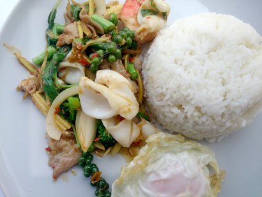 Kızarmış deniz ürünleri ile baharatlı otlar. Tay baharatlı bitki gıda