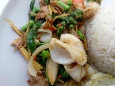 Kızarmış deniz ürünleri ile baharatlı otlar. Tay baharatlı bitki gıda