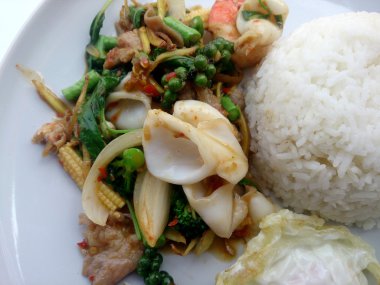 Kızarmış deniz ürünleri ile baharatlı otlar. Tay baharatlı bitki gıda