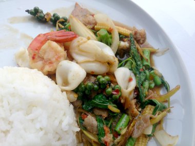 Kızarmış deniz ürünleri ile baharatlı otlar. Tay baharatlı bitki gıda