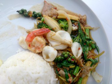 Kızarmış deniz ürünleri ile baharatlı otlar. Tay baharatlı bitki gıda