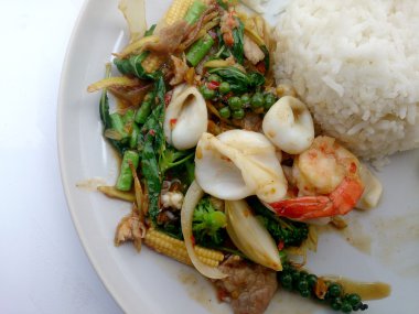 Kızarmış deniz ürünleri ile baharatlı otlar. Tay baharatlı bitki gıda