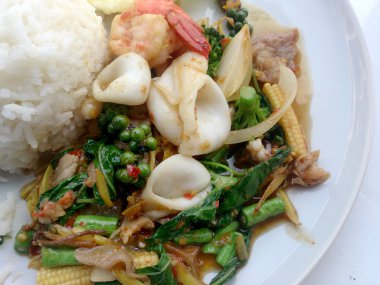 Kızarmış deniz ürünleri ile baharatlı otlar. Tay baharatlı bitki gıda