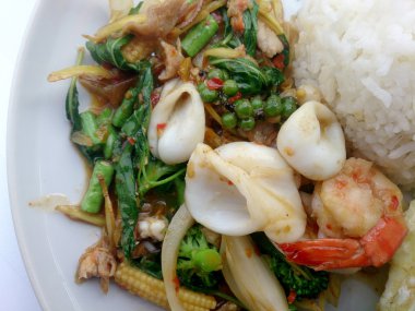 Kızarmış deniz ürünleri ile baharatlı otlar. Tay baharatlı bitki gıda