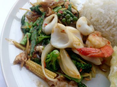 Kızarmış deniz ürünleri ile baharatlı otlar. Tay baharatlı bitki gıda