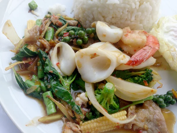 Goreng Seafood dengan rempah-rempah. Makanan herbal pedas Thailand — Stok Foto