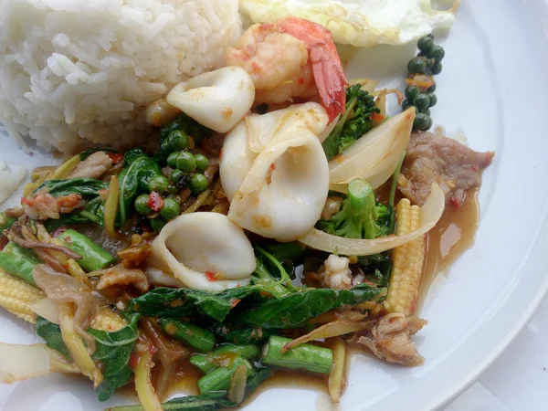 Kızarmış deniz ürünleri ile baharatlı otlar. Tay baharatlı bitki gıda