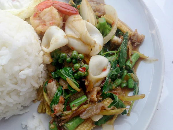 Kızarmış deniz ürünleri ile baharatlı otlar. Tay baharatlı bitki gıda