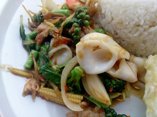 Kızarmış deniz ürünleri ile baharatlı otlar. Tay baharatlı bitki gıda