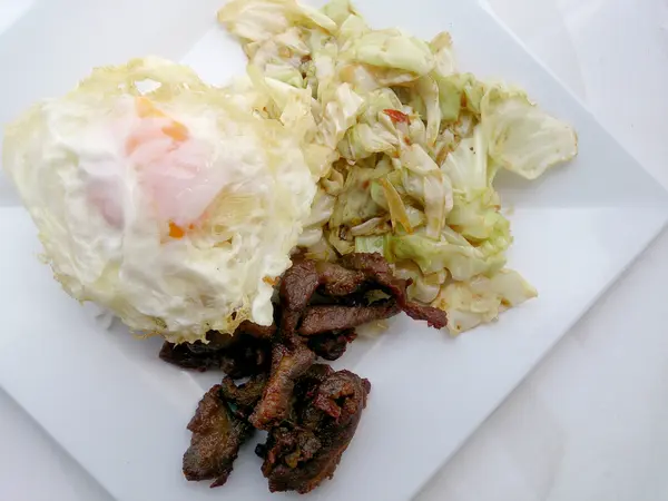 Mexer repolho frito, repolho frito com molho de peixe e carne de porco frita no prato branco . — Fotografia de Stock