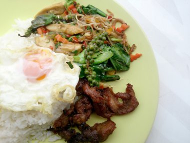 Fried bitkisel sebze ve pirinç kızarmış bozuğu ve Fired yumurtayla