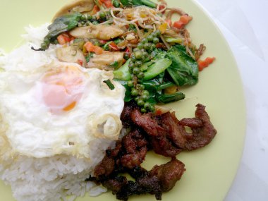 Fried bitkisel sebze ve pirinç kızarmış bozuğu ve Fired yumurtayla