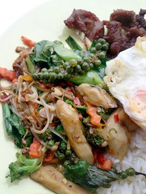 Fried bitkisel sebze ve pirinç kızarmış bozuğu ve Fired yumurtayla