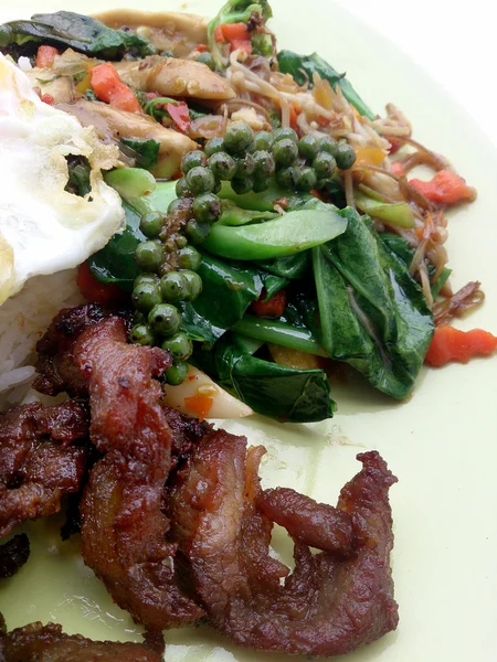 Hortalizas herbales fritas & Pollo frito & Huevo despedido con arroz — Foto de Stock