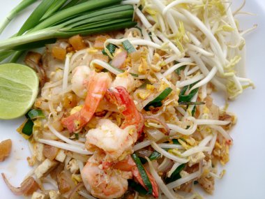 Lezzetli pirinç noodle ile bir tabak karides yakın çekim.