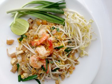 Lezzetli pirinç noodle ile bir tabak karides yakın çekim.