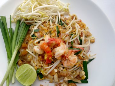 Yastık tavada kızartılmış Tay, Pirinç Noodle ile karides. Tayland'ın ulusal ana yemek biri. Tayland popüler gıda. Tayland kızarmış noodle