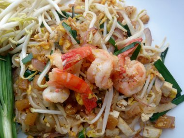 Yastık tavada kızartılmış Tay, Pirinç Noodle ile karides. Tayland'ın ulusal ana yemek biri. Tayland popüler gıda. Tayland kızarmış noodle