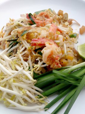 Yastık tavada kızartılmış Tay, Pirinç Noodle ile karides. Tayland'ın ulusal ana yemek biri. Tayland popüler gıda. Tayland kızarmış noodle