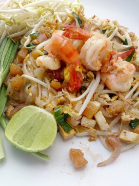 Yastık tavada kızartılmış Tay, Pirinç Noodle ile karides. Tayland'ın ulusal ana yemek biri. Tayland popüler gıda. Tayland kızarmış noodle
