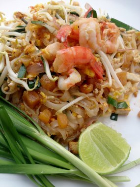 Yastık tavada kızartılmış Tay, Pirinç Noodle ile karides. Tayland'ın ulusal ana yemek biri. Tayland popüler gıda. Tayland kızarmış noodle